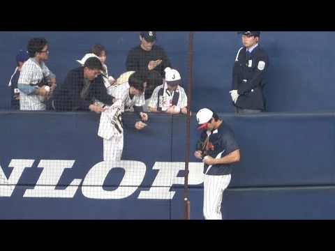 画像 大谷翔平　優しいファンサービス！！投球練習後に客席の少年を呼び、ボールにサインする！（2026/3/2）
