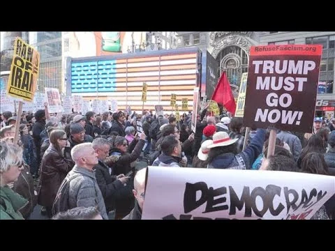 画像 イラン攻撃　タイムズスクエアで大規模デモ 「アメリカ人は望んでいない」(2026年3月1日)