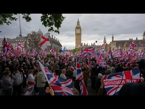 画像 英国で行われた二つの主要な対立する抗議活動で、数人が逮捕された。